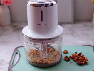 5、紫薯百合核桃糯米粥,把核桃去皮后,用东菱无线绞肉机绞成颗粒状,取出备用。