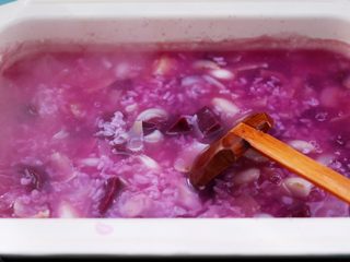 11、紫薯百合核桃糯米粥,大火继续煮开后,看见百合变得透明的时候。