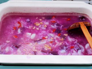 13、紫薯百合核桃糯米粥,大火继续煮至白砂糖融化的时候,撒上枸杞。