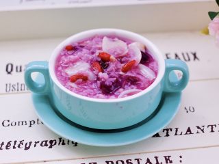 15、紫薯百合核桃糯米粥,哇咔咔,颜值爆棚的紫薯百合核桃糯米粥出锅咯。