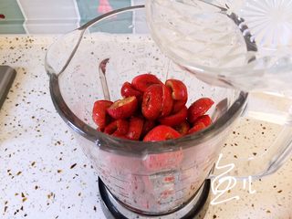 6、山楂球,倒入适量清水