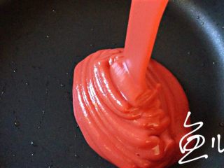 9、山楂球,山楂泥倒入锅中