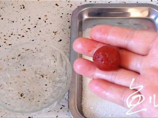 14、山楂球,晾温后的山楂泥搓小球