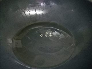 6、西兰花炒虾仁,炒锅倒入适量植物油烧热；