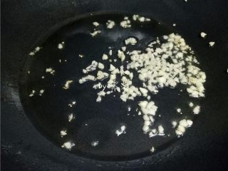 7、西兰花炒虾仁,放入蒜末炒香；