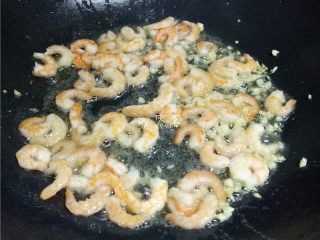 8、西兰花炒虾仁,放入虾仁翻炒