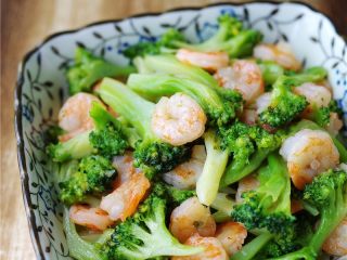 12、西兰花炒虾仁,关火，起锅。