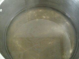 1、开胃解馋的酸辣粉,红薯粉放水中泡软后,煮2-3分钟,捞出过凉水备用