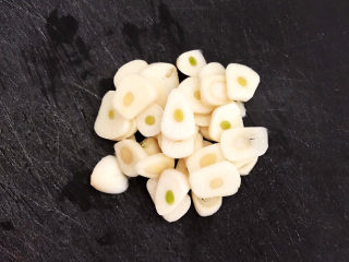 2、莲藕炒肉片,把蒜瓣切成小片