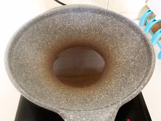 4、莲藕炒肉片,炒锅烧热后加入大豆色拉油