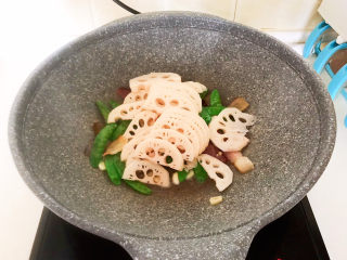 10、莲藕炒肉片,加入藕片