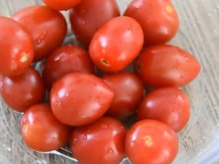 1、99%女生都会爱上的一道夏日小食——话梅,圣女果洗净去蒂备用