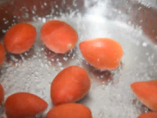 2、99%女生都会爱上的一道夏日小食——话梅,锅中烧热水后，放入圣女果烫20秒