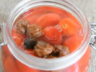 7、99%女生都会爱上的一道夏日小食——话梅,等糖水冷却后倒入玻璃罐，没过圣女果