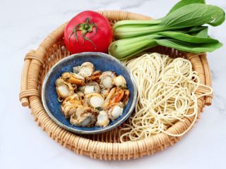 1、番茄扇贝鱼卤面,首先备齐所有的食材。
