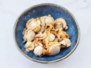 2、番茄扇贝鱼卤面,扇贝肉我是提前洗净煮熟剥出肉的。