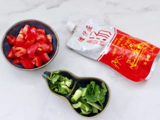3、番茄扇贝鱼卤面,番茄切小块,葱和香菜切碎,小油菜摘洗干净切段,准备好鱼贝鲜汤。