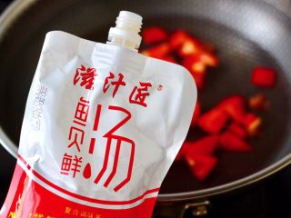 5、番茄扇贝鱼卤面,这个时候倒入鲜贝鱼汤。