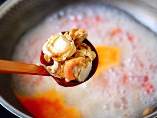 9、番茄扇贝鱼卤面,加入扇贝肉。