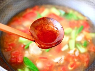 11、番茄扇贝鱼卤面,最后倒入芝麻油增加口感。