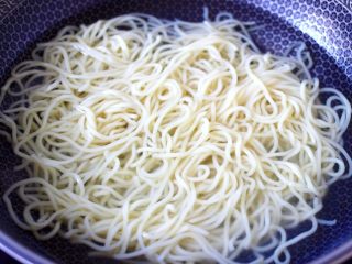 14、番茄扇贝鱼卤面,把面条煮熟后过一下凉水,这样做出来的面条筋道爽滑好吃。