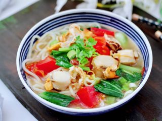 16、番茄扇贝鱼卤面,上面浇上做好的浇头即可开吃咯。