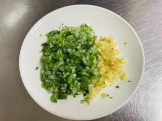 1、玉米面菜团子,葱姜切碎 备用