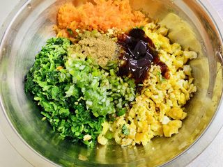 2、玉米面菜团子,将所有的馅料材料放入盆中调拌均匀。