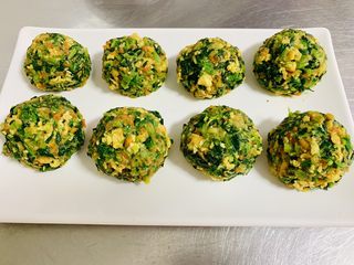 4、玉米面菜团子,平均分成八等份 团成 小菜球