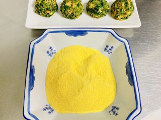 5、玉米面菜团子,剩余的玉米面粉倒入大碗中