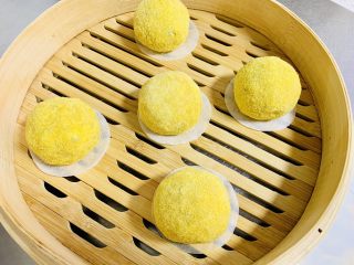 8、玉米面菜团子,整好型的菜团子放入蒸屉 水开计时⌛️蒸10分钟