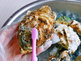 2、清蒸生蚝,用牙刷将外壳刷干净，每个彻底刷一遍。