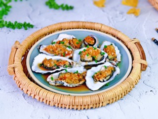 14、清蒸生蚝,特别鲜美，这道菜如果是晚上吃的话，建议不要放姜末哈，大家应该都知道，晚上吃姜赛砒霜！