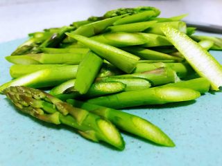 2、芦笋炒鸡蛋,芦笋去掉根部老的部分，放入淡盐水中浸泡15分钟后，清洗干净，用刀切成斜角。