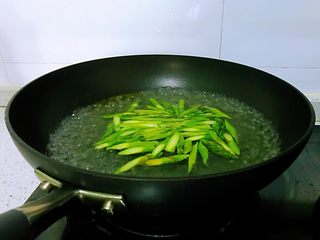 3、芦笋炒鸡蛋,锅中水烧开，放入一点点盐，放入两滴油，加入芦笋，焯水1~2分钟，也就是八成熟的样子，加油和盐是能芦笋颜色更绿更漂亮，捞出后，赶紧放到凉水里面过一下，以保持芦笋的脆度。