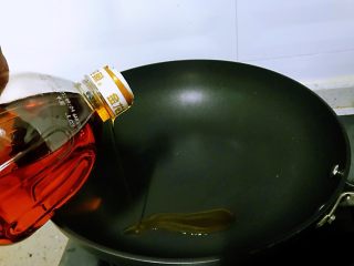 4、芦笋炒鸡蛋,锅中加入油。