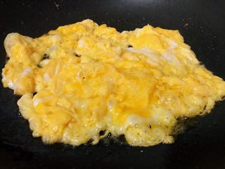 5、芦笋炒鸡蛋,倒入蛋液，炒至蛋液凝固成型。