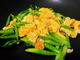 6、芦笋炒鸡蛋,倒入芦笋翻炒几下，加入适量的盐，翻炒均匀即可。切记盐不要放多了，刚才的蛋液里面已经有了部分的盐，这次放的时候得计划上。