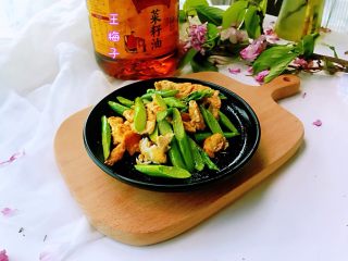 7、芦笋炒鸡蛋,装盘。