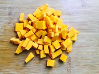 2、南瓜燕麦粥,南瓜去皮洗净切块