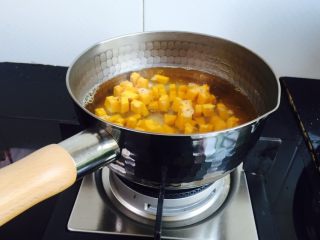 4、南瓜燕麦粥,锅中加入600ml饮用水大火烧开放入南瓜