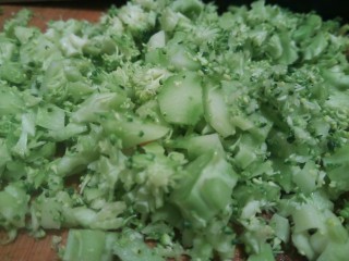 3、绿色美食+营养饭团,花梗另外切下来，切小丁，当做馅料