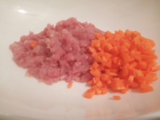 4、绿色美食+营养饭团,瘦肉剁成碎，胡萝卜切小丁