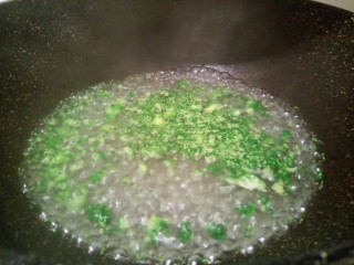 9、绿色美食+营养饭团,锅里放水，水开下西兰花焯水，水开煮30秒捞出控水