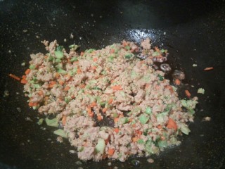 10、绿色美食+营养饭团,锅里放油，把这些食材炒熟就可以，