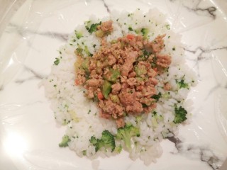 13、绿色美食+营养饭团,再把保鲜膜的几个角攥紧，捏圆就可以了，作为早餐，孩子喜欢的不得了！