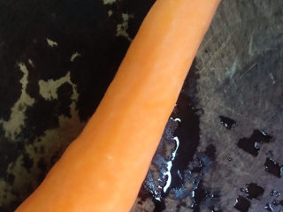 3、素炒千张,胡萝卜削皮