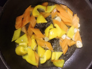 9、素炒千张,加入少许清水烧至8成熟