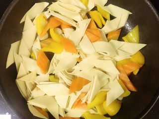 11、素炒千张,拌匀