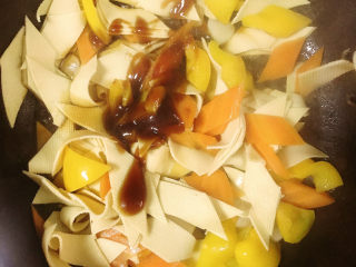 12、素炒千张,放入蚝油、鲍汁、酱油